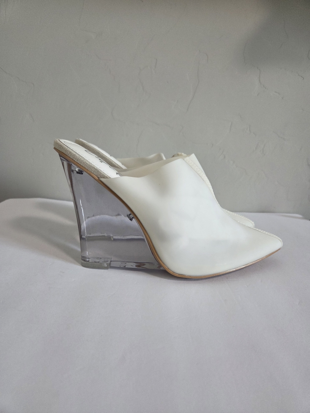 Women's White Pointed Mule Heels with Clear Wedge Size 9 - Picture 2 of 8